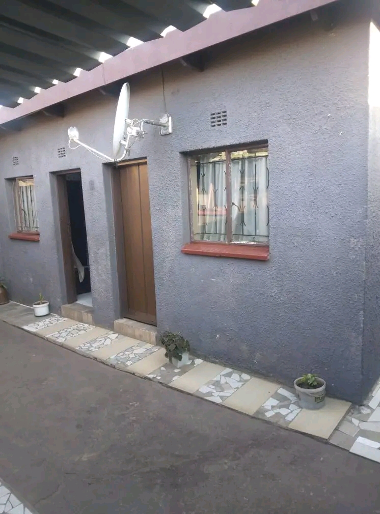 R1000 available right now with water 💧 and  in Senaoane