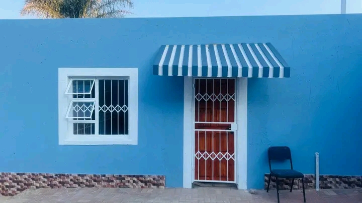 To let  please contact  0674421964, located n  in Kensington