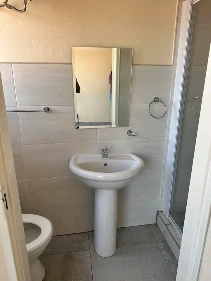 Bachelor available for rental (5min walk to b  in Birch Acres