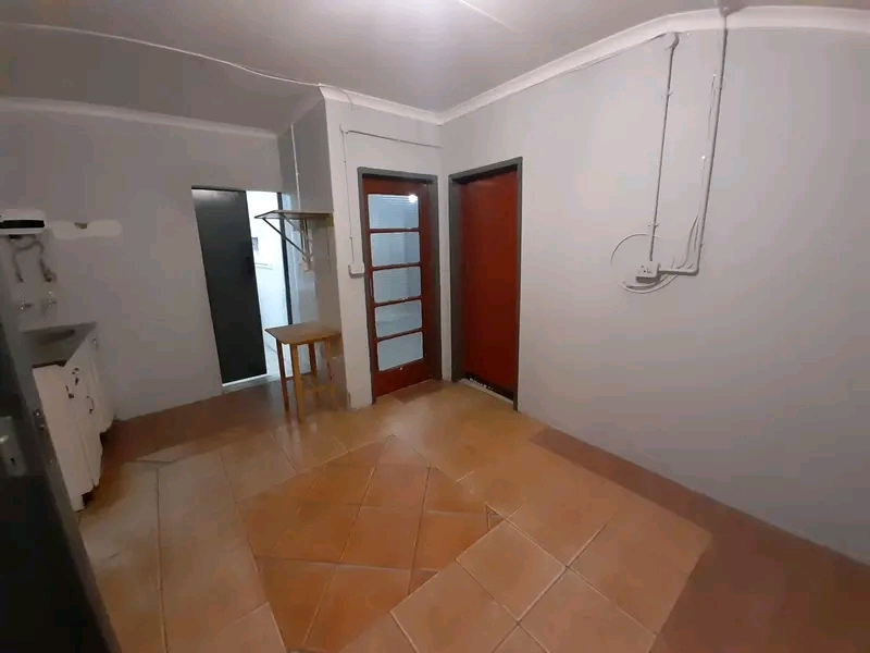 House to let: zone3

3 rooms with inside ba  in Meadowlands