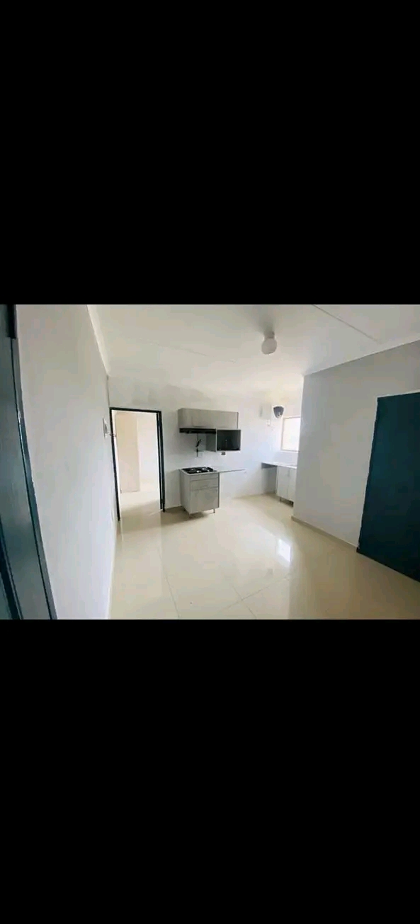1 spacious bedroom bachelor with fitted kitch  in Norkem Park