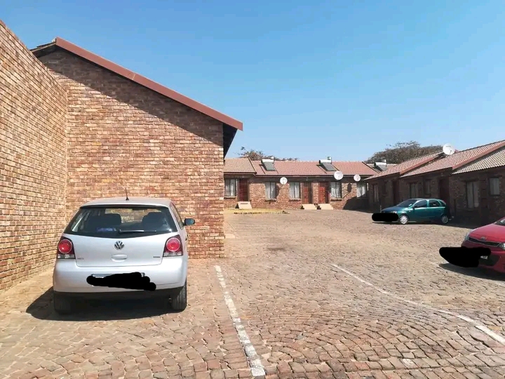 2 bedroom townhouse available to rent in ext   in Olievenhoutbosch