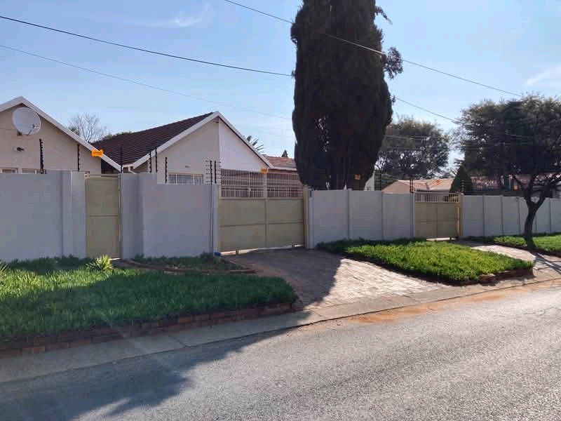 Room to rent in house-share, r3150 for a sing  in Ferndale
