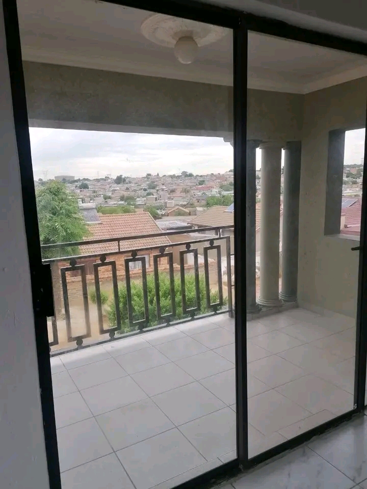 Cottage available in ex1 immediately with 
f  in Rabie ridge
