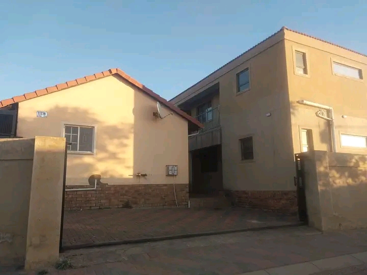 Bachelor room to rent in ext10  flats to rent  in Cosmo City