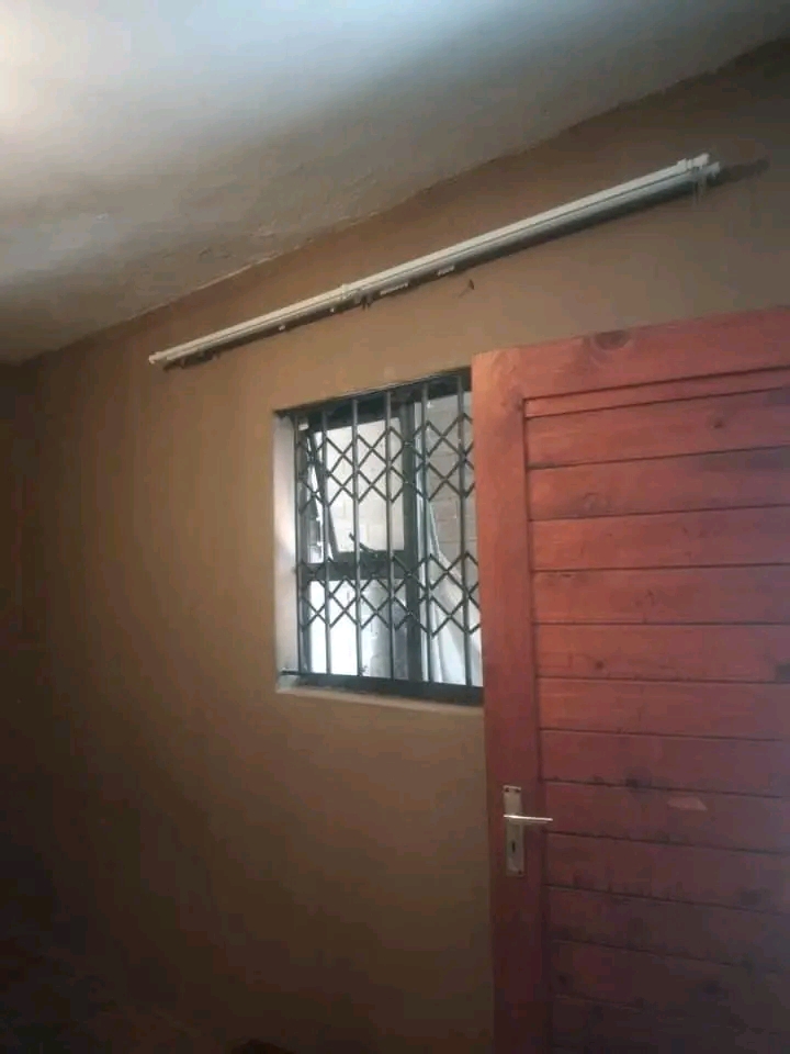 Rooms available at winnie mandela zone 2 elec  in Tembisa
