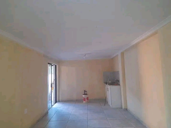 Big bachelor to let in robinia road wychwood   in Germiston