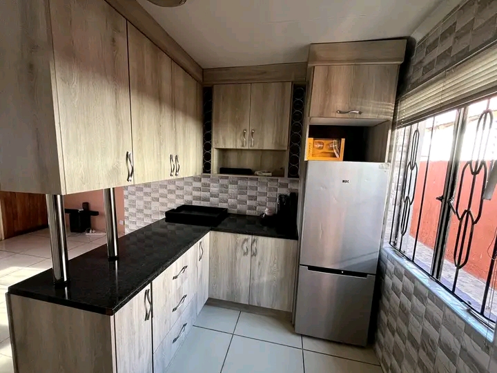 Neat & clean 3 bedroom house available immedi  in Windmill Park