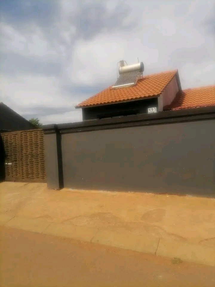 House available...rent 3500 deposit half pric  in Lufhereng