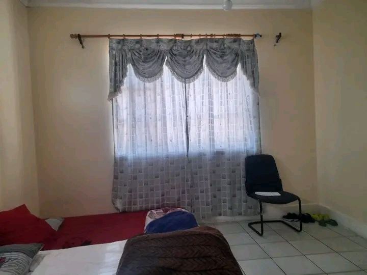 Inside room to let in oxford road johannesbur  in Kensington