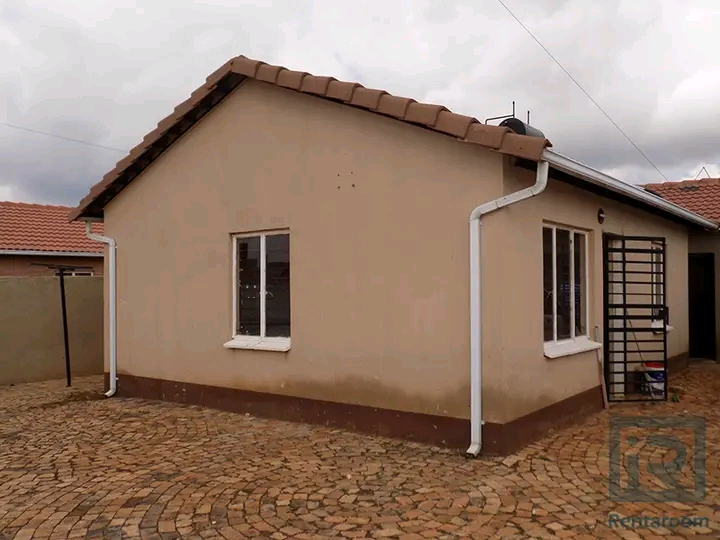 2 bedroom family house available to rent
ren  in Soweto