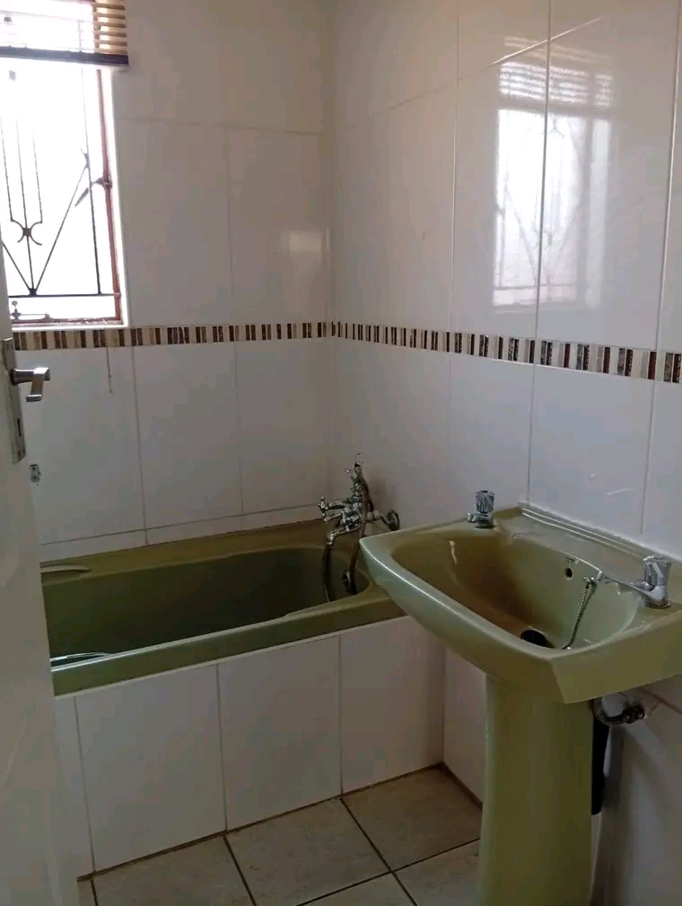 3 bedrooms house with a fitted kitchenette, f  in Tembisa