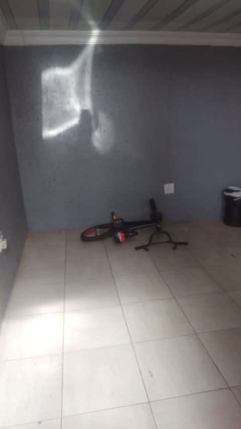 Room available at ext next chiawelo flats,
r  in Mapetla