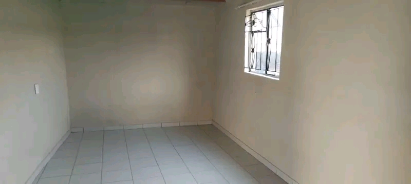 Ext 2 (katlehong) spacious room for rent

t  in Moleleki