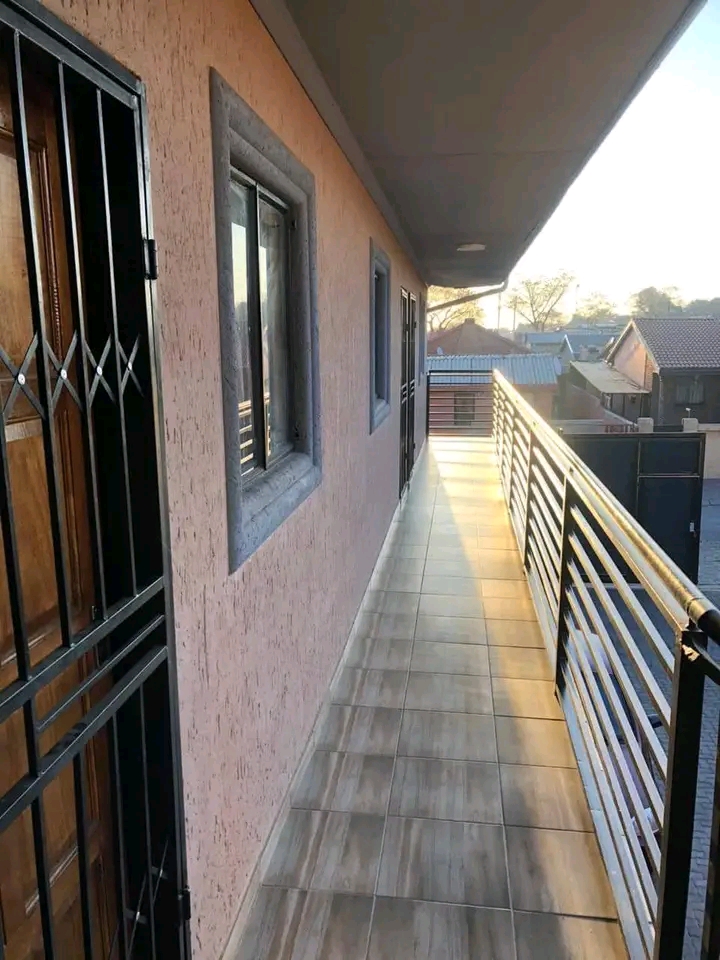A beautiful bachelor
 comes with fitted kitc  in Tembisa