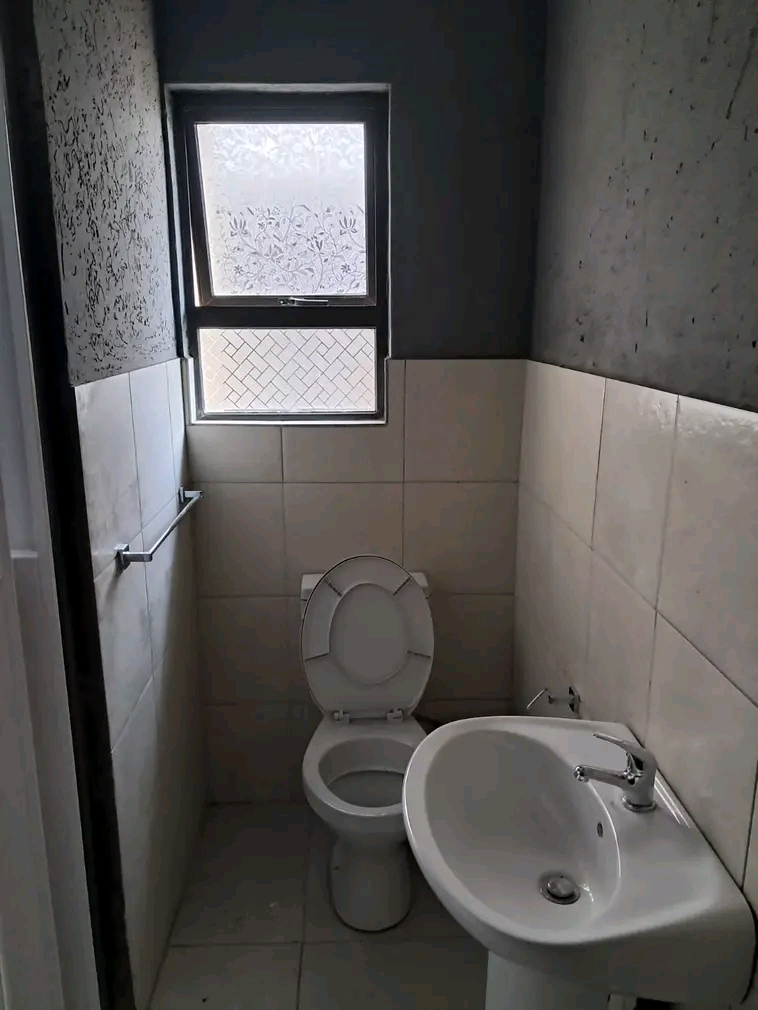 Bachelor available to rent at moagi estates
  in Vosloorus