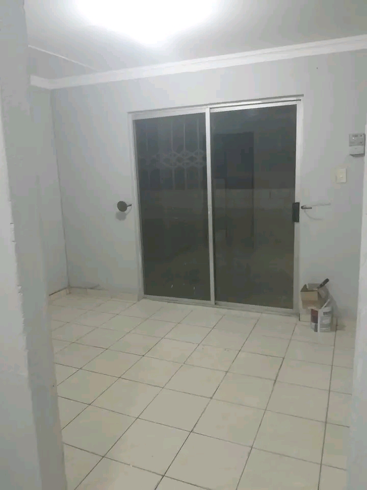 Bachelor available r3300 deposit r2000 payabl  in Olievenhoutbosch