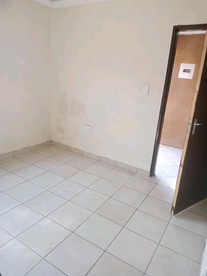 Single room available now in ext 27 quite nea  in Protea Glen
