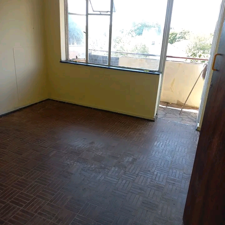 Room with balcony available in sharpstreet, c  in Yeoville