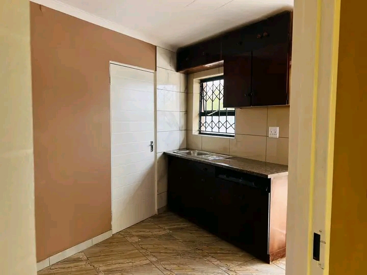 1 bedroom bachelor comes with a fitted kitche  in Birchleigh North