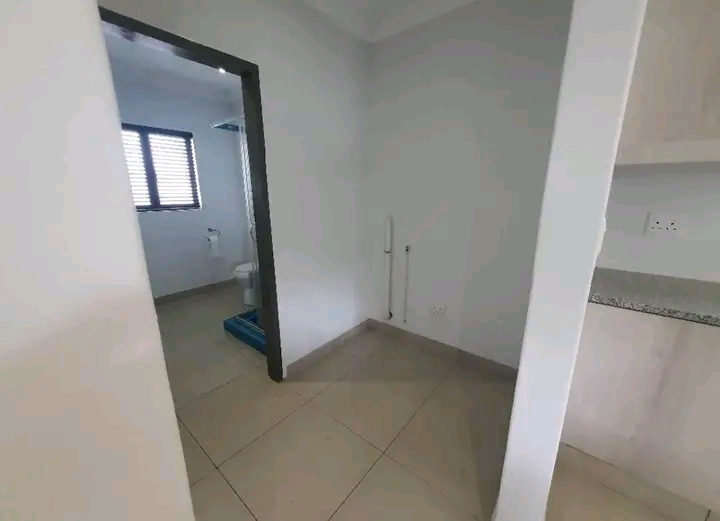 Modern neat clean 1 bedroom apartment on the   in Bezuidenhout Valley
