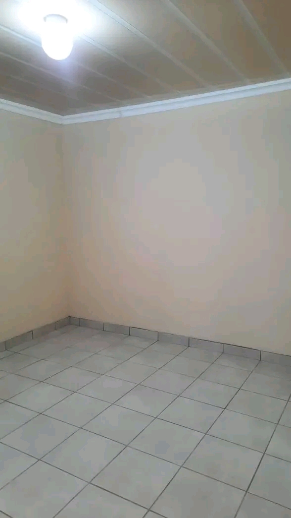 Ensuite available immediately for rental with  in Naturena