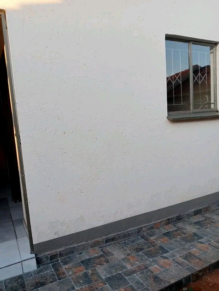 Room to rent ext 25
r1200 + deposit 
contac  in Vosloorus