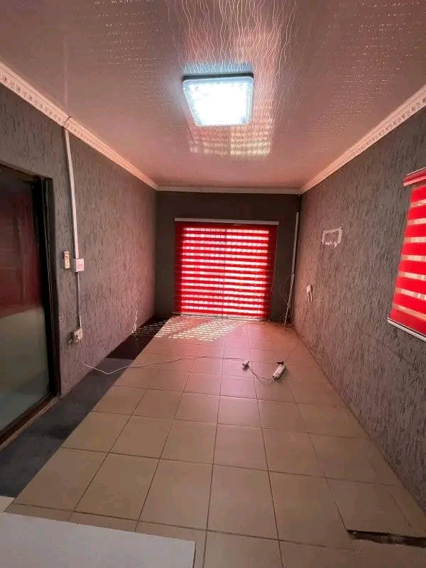 3000 double garage to rent immediately 
depo  in Chiawelo