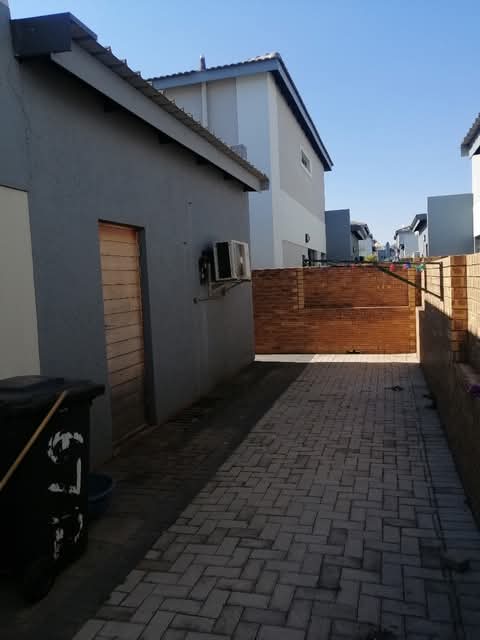 3 bedroom house with a swimming pool availabl  in Centurion