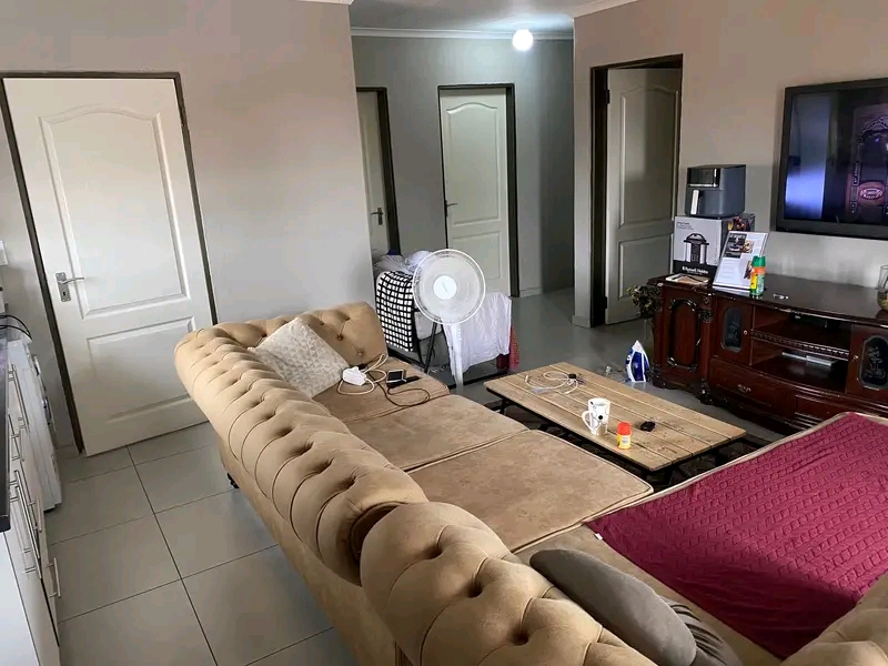 3 bedroom apartment available in ext 5. r6600  in Cosmo City