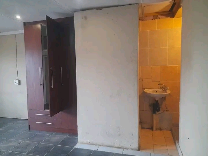 Spacious bachelor to let in stanhope road  ge  in Wychwood