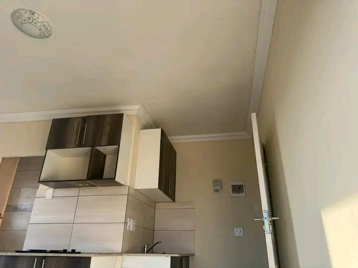 Bachelor room available in ext 36.

bachelo  in Olivenhoutbosch
