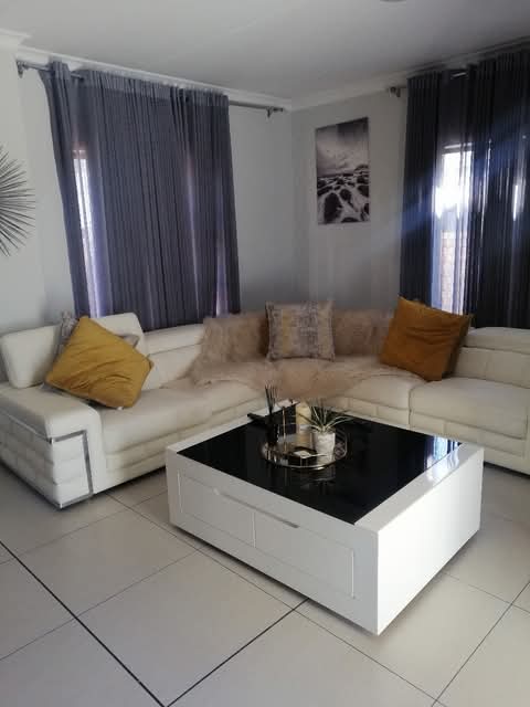 3 bedroom house with a swimming pool availabl  in Centurion