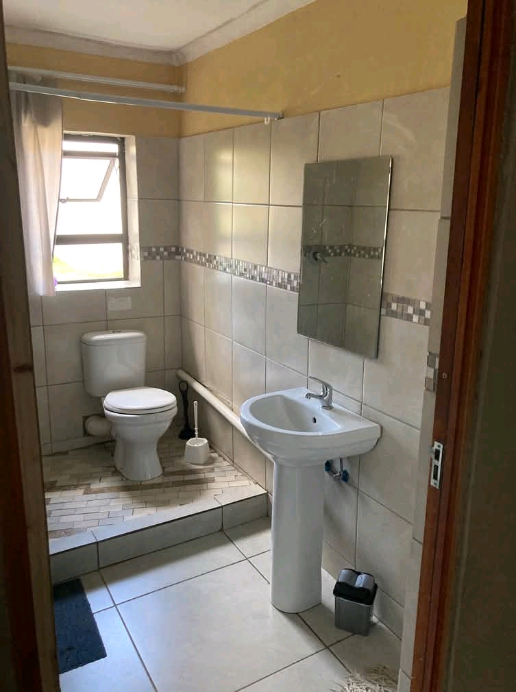 Room to rent in house-share, r3150 for a sing  in Ferndale