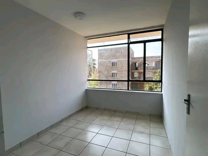 Rooms available in a renovated apartment in e  in Sunnyside