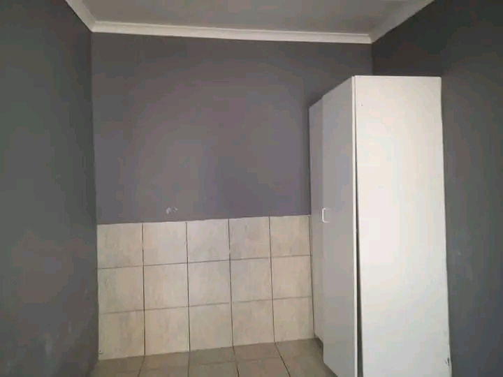 Bachelor unit to let in 7th avenue jhb r2200   in Bezuidenhout Valley