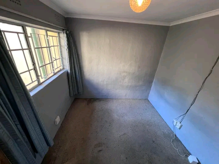Small outside room for one person 
rent r190  in Jeppestown