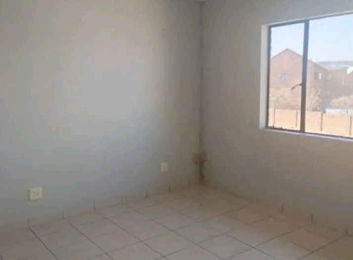 1 bedroom to rent in a 2 bedroom  flat  ..  h  in Midrand