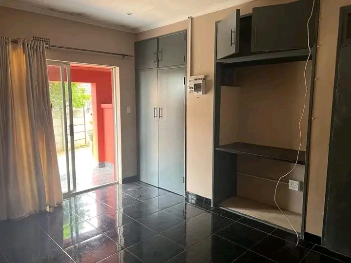 Spacious bachelor unit to rent with kitchenet  in Norkem Park