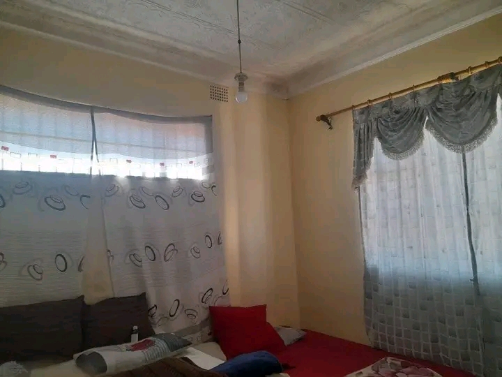 Inside room to let in oxford road johannesbur  in Kensington
