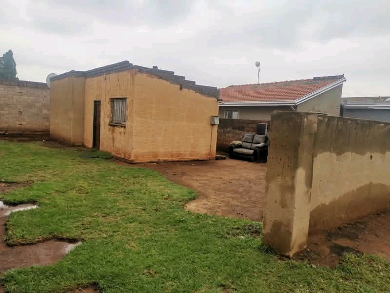 House for rent in extension 28 (next to manzi  in Vosloorus