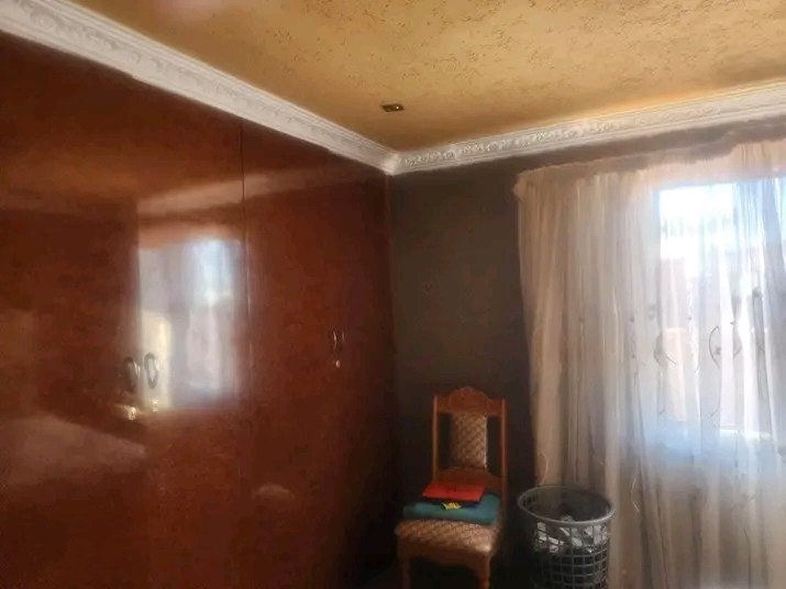 3 bedroom facebrick house on a corner stand.   in Meadowlands