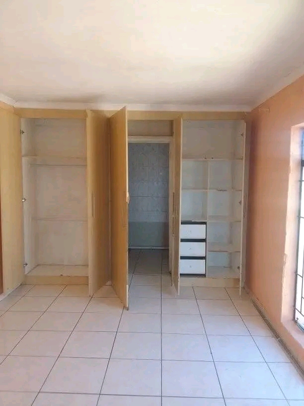 Bachelor  available in ex2 
with
fitted war  in Rabie ridge