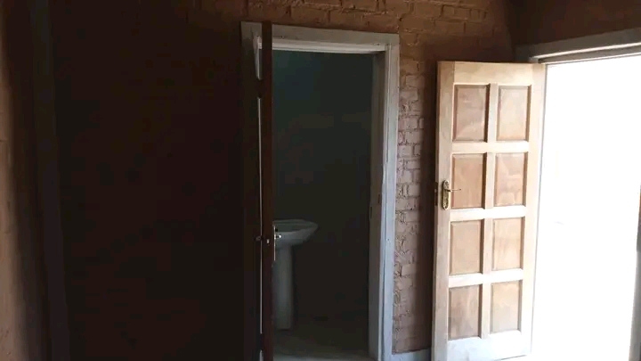Small bachelor to rent available at thlamathl  in Tembisa