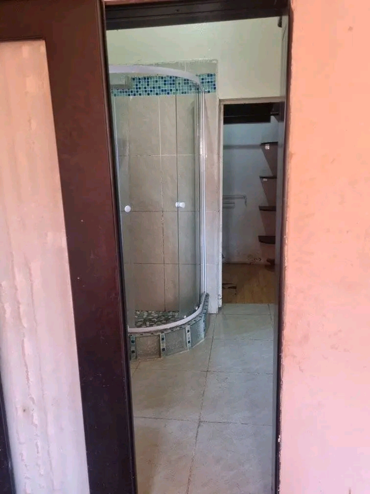 A spacious room to rent 3200r. toilet and sho  in Kensington
