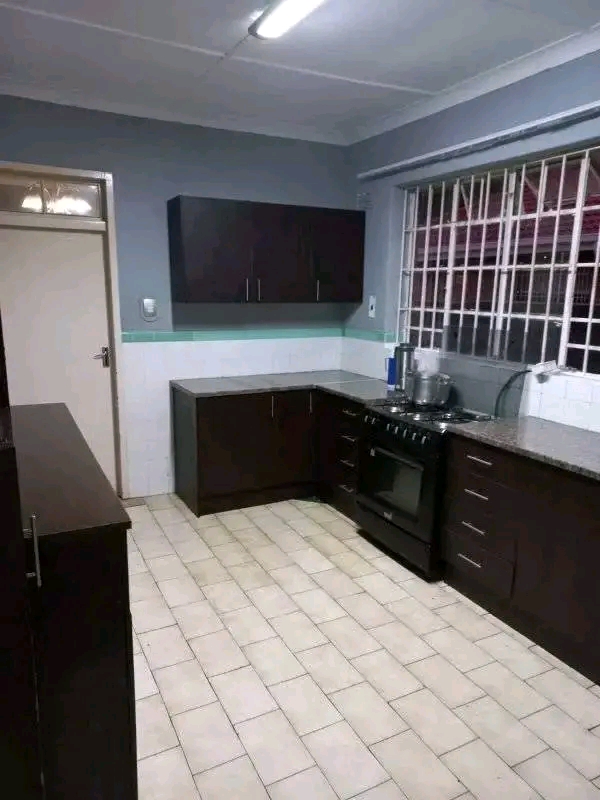 3 bedroom house with 2 bathroom house to let   in Kensington