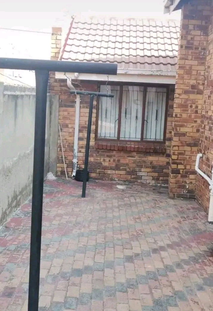Garage room available in ext 3 rent 2200 nego  in Diepkloof