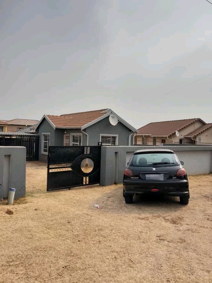 House to rent
available immediately
3 bedro  in Dawn Park