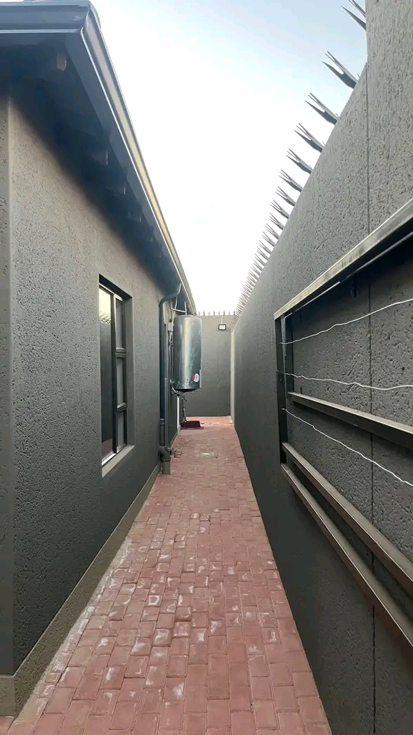 House and rooms situated house r5000 rooms r2  in Naledi