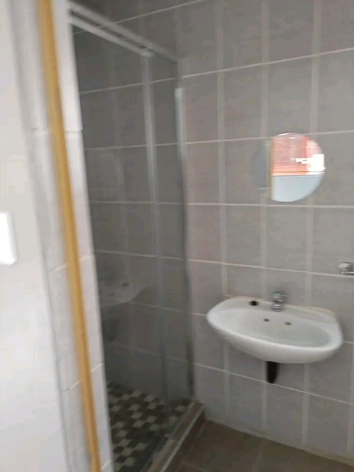 An open bachelor with fitted kitchen, 2 plate  in Old Birch Acres